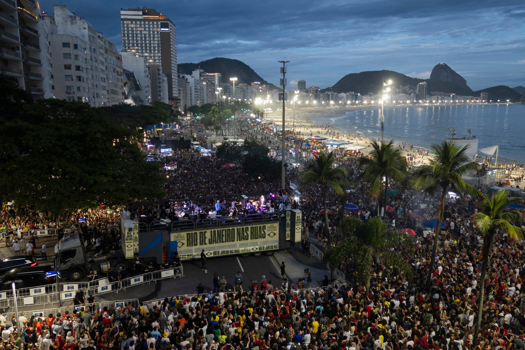 Demonstrators protest a bill that looks to reduce former President Jair Bolsonaro's prison time, in Rio de Janeiro, Sunday, Dec. 14, 2025. (AP Photo/Bruna Prado)