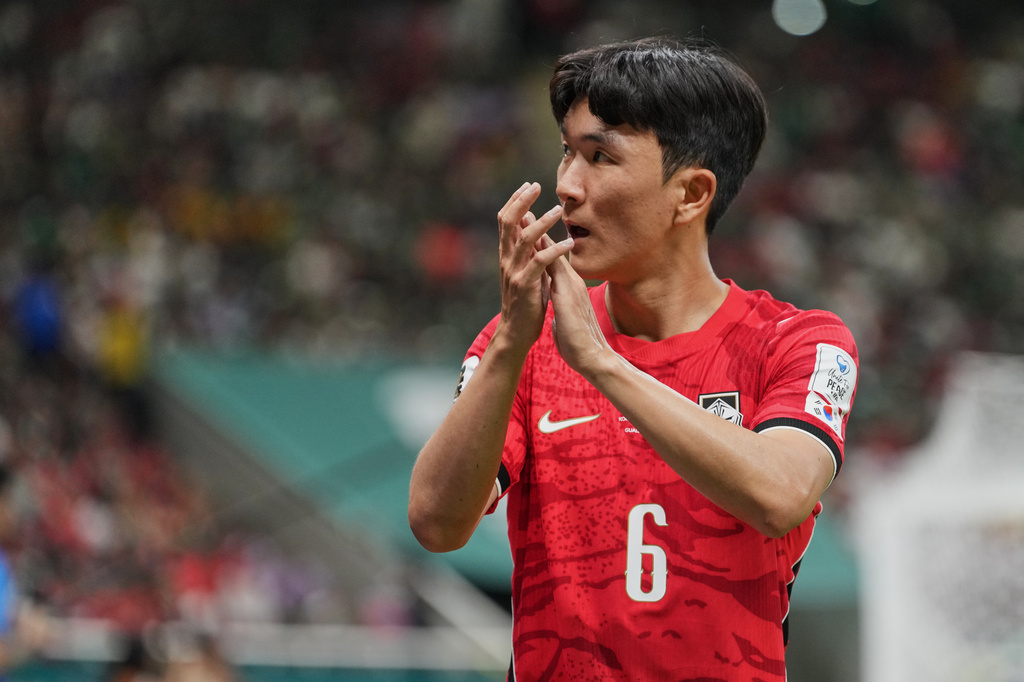 South Korea's Hwang In-beom gestures to the crowd as he is substituted during the World Cup Group A soccer match between South Korea and Czechia in Zapopan, near Guadalajara, Mexico, Thursday, June 11, 2026. (AP Photo/Matias Delacroix)
