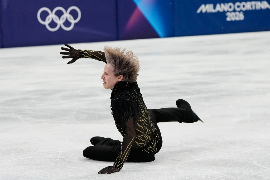 Ilia Malinin of the United States falls during the men's free skate program in figure skating at the 2026 Winter Olympics, in Milan, Italy, Friday, Feb. 13, 2026. (AP Photo/Natacha Pisarenko)