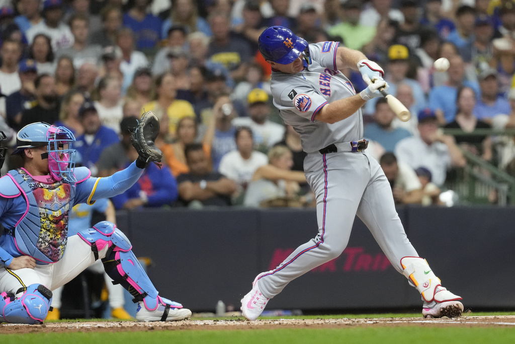 New York Mets' Pete Alonso hits a solo home run during the second inning of a baseball game against the Milwaukee Brewers, Saturday, Aug. 9, 2025, in Milwaukee. (AP Photo/Aaron Gash)