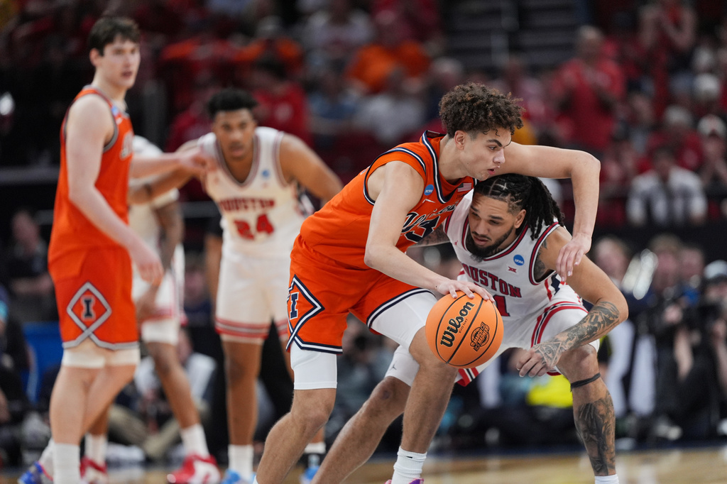 Illinois guard Keaton Wagler, center, tries to get past Houston guard Emanuel Sharp (21) during the second half in the Sweet 16 of the NCAA college basketball tournament Thursday, March 26, 2026, in Houston. (AP Photo/Eric Gay)