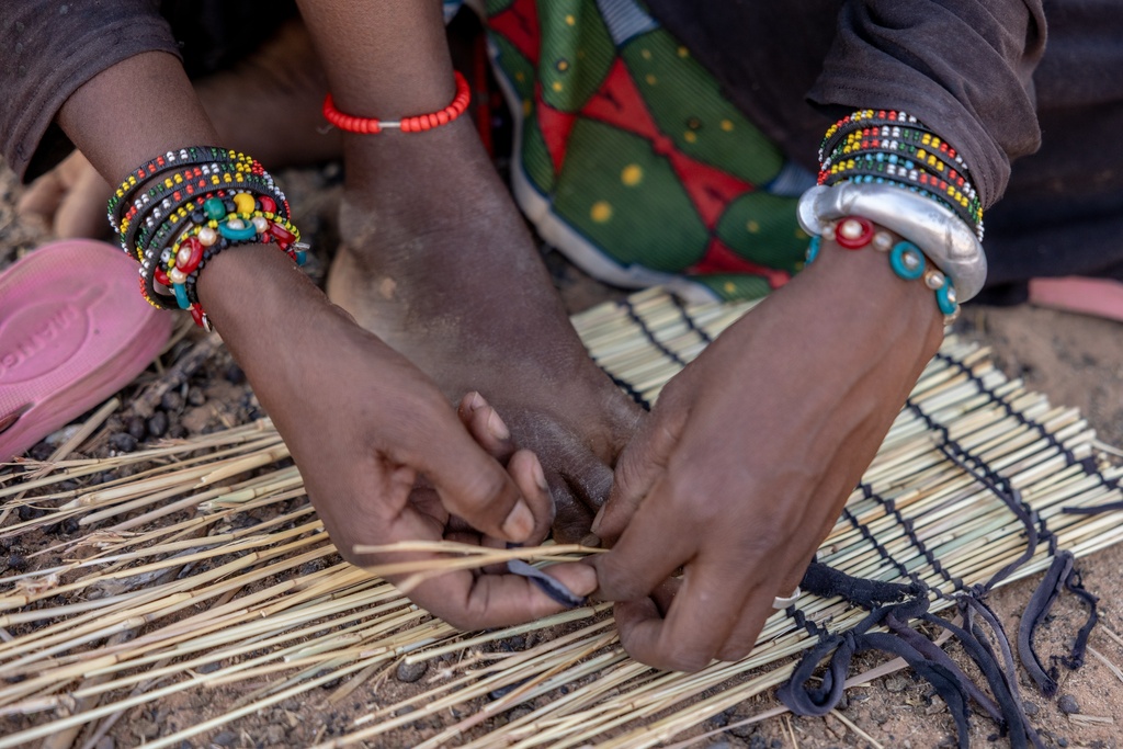 A Fulani woman weaves in the traditional style of her community at her new home in Makhal Oulad Zeid, Mauritania, Wednesday, Nov. 5, 2025. (AP Photo/Caitlin Kelly)