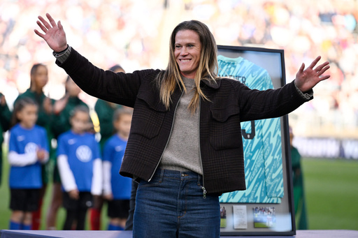 Connecticut native and former United States goalkeeper Alyssa Naeher waves to fans during a ceremony honoring her before an international friendly women's soccer match against Portugal, Sunday, Oct. 26, 2025, in East Hartford, Conn. (AP Photo/Jessica Hill) Connecticut native and former United States goalkeeper Alyssa Naeher waves to fans during a ceremony honoring her before an international friendly women's soccer match against Portugal, Sunday, Oct. 26, 2025, in East Hartford, Conn. (AP Photo/Jessica Hill)