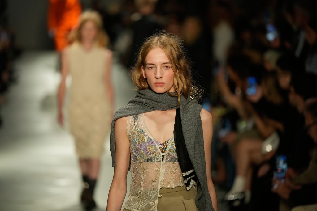 A model wears a creation part of the N21 women's Spring-Summer 2026 collection, that was presented in Milan, Italy, Wednesday, Sept. 24, 2025. (AP Photo/Luca Bruno).