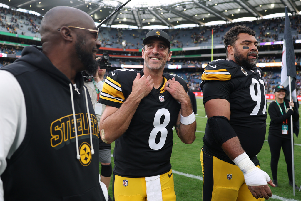 Pittsburgh Steelers head coach Mike Tomlin from left, Pittsburgh Steelers quarterback Aaron Rodgers (8) and Pittsburgh Steelers defensive tackle Cameron Heyward (97) celebrate after winning the NFL football game between Minnesota Vikings and Pittsburgh Steelers at Croke Park stadium in Dublin, Sunday, Sept. 28, 2025.(AP Photo/Ian Walton)