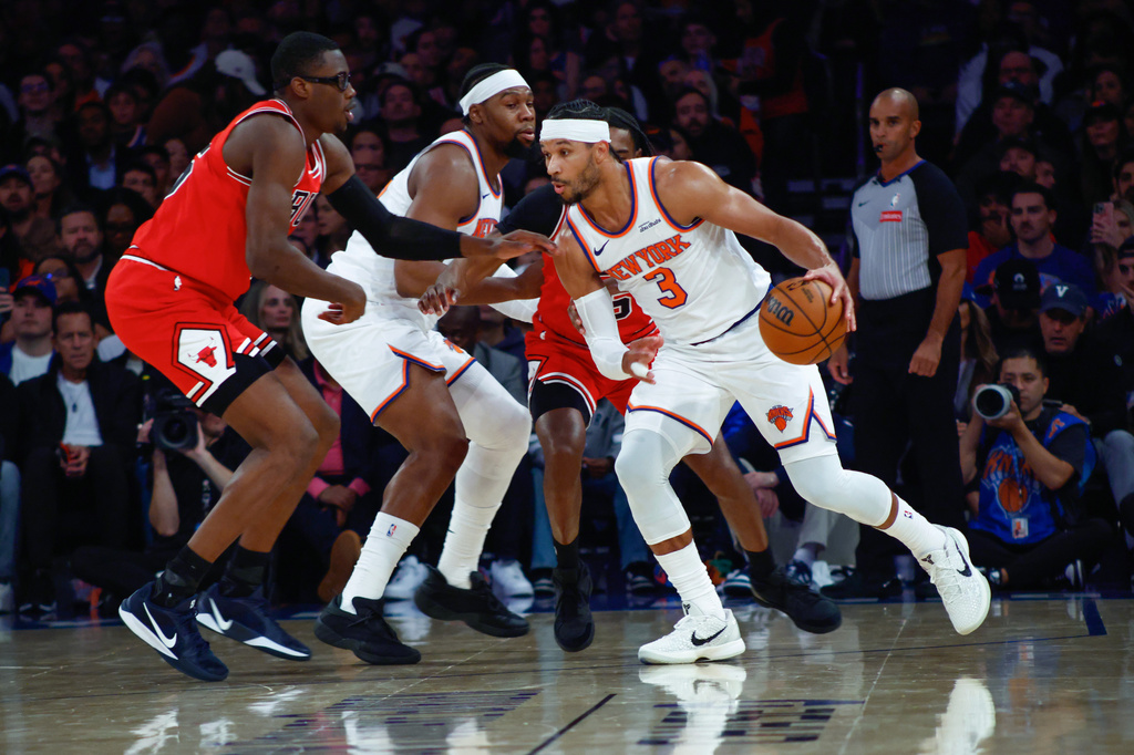 New York Knicks' Josh Hart (3) drives to the basket against Chicago Bulls' Jalen Smith, left, during the first half of an NBA basketball game Sunday, Nov. 2, 2025, in New York. (AP Photo/Kena Betancur)
