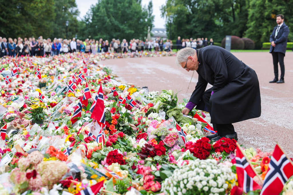 Presiding Bishop of the Church of Norway Olav Fykse Tveit lays flowers at the Palace Square to pay respects to Norway's King Harald V, a day after he died at 89, in Oslo, Saturday, Aug. 29, 2026. (Amanda Pedersen Giske/NTB Scanpix via AP)