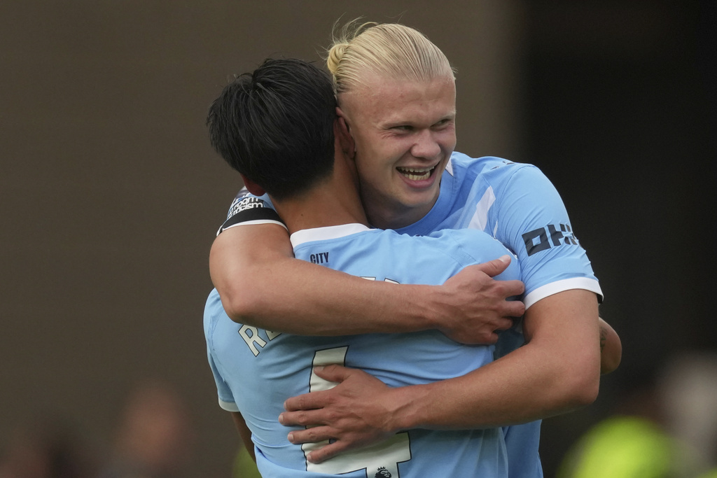 Manchester City's Erling Haaland, right, celebrates with Manchester City's Tijjani Reijnders after scoring his sides third goal during the English Premier League soccer match between Wolverhampton Wanderers and Manchester City at Molineux Stadium, Wolverhampton, England, Saturday, Aug. 16, 2025. (AP Photo/Dave Shopland)