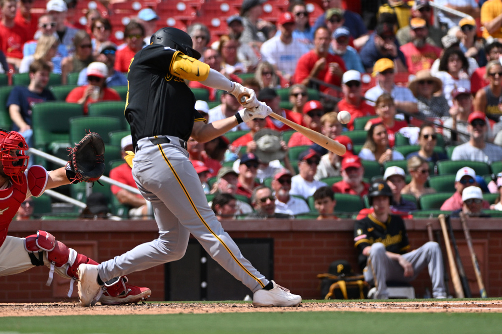 Pittsburgh Pirates' Jacob Gonzalez hits an RBI single during the fourth inning of a baseball game against the St. Louis Cardinals, Saturday, Aug. 29, 2026, in St. Louis. (AP Photo/Jeff Le)