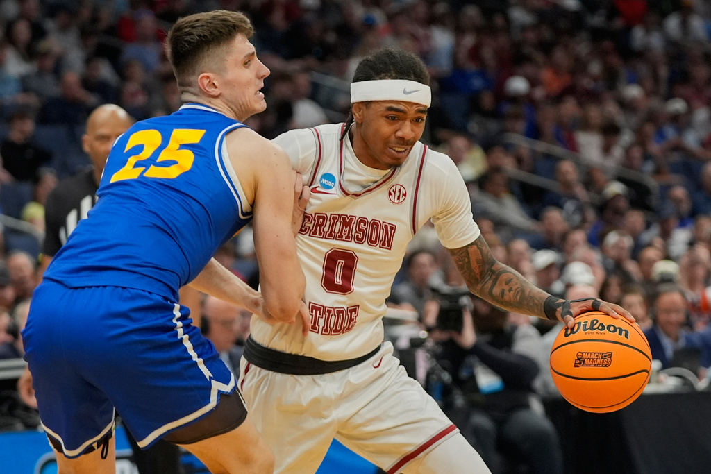 Alabama guard Labaron Philon Jr. (0) drives around Hofstra guard German Plotnikov (25) during the first half in the first round of the NCAA college basketball tournament, Friday, March 20, 2026, in Tampa, Fla. (AP Photo/John Raoux)