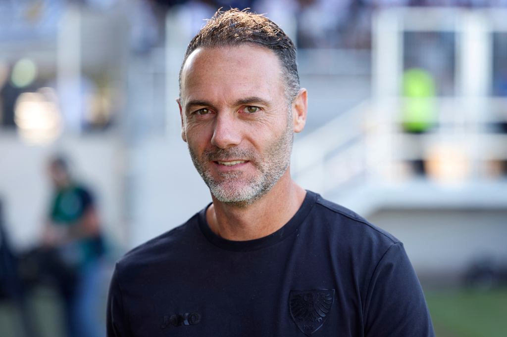 FILE - Muenster's head coach Alexander Ende before the German soccer cup first round match between Preussen Muenster and Hertha BSC in Muenster, Germany, Monday, Aug. 18, 2025. (Friso Gentsch/dpa via AP, File)