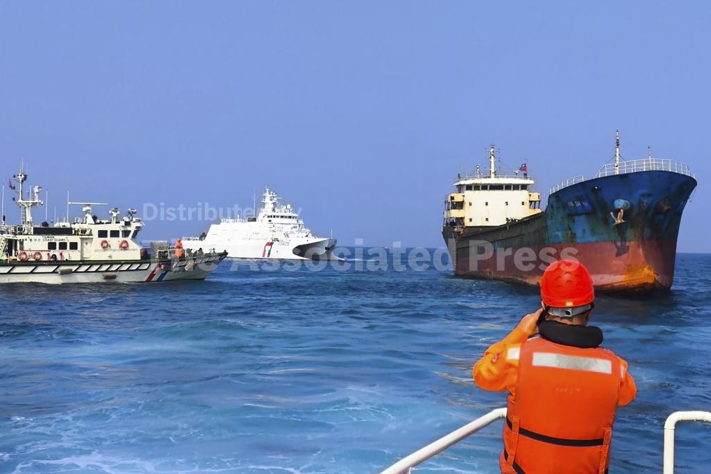 Le cargo Hong Tai 58 surveillé par les garde-côtes taïwanais.