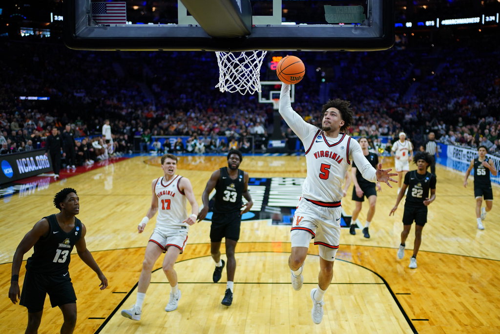 Virginia's Sam Lewis goes up for a dunk during the second half against Wright State in the first round of the NCAA college basketball tournament, Friday, March 20, 2026, in Philadelphia. (AP Photo/Matt Slocum)