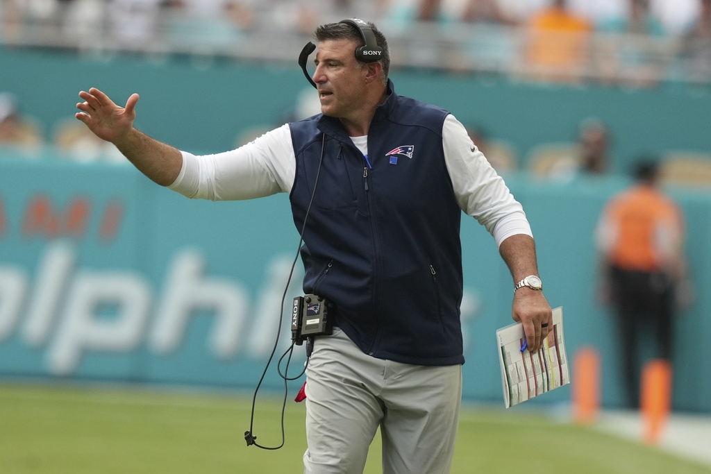 New Englan Patriots head coach Mike Vrabel reacts during the second half of an NFL football game against the Miami Dolphins Sunday, Sept. 14, 2025, in Miami Gardens, Fla. (AP Photo/Lynne Sladky)