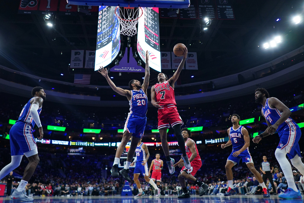 Chicago Bulls' Rob Dillingham, right, goes up for a shot against Philadelphia 76ers' Cameron Payne during the first half of an NBA basketball game Wednesday, March 25, 2026, in Philadelphia. (AP Photo/Matt Slocum)