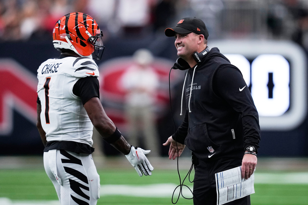 Cincinnati Bengals wide receiver Ja'marr Chase (1) celebrates with Cincinnati Bengals head coach Zac Taylor, right, after scoring a touchdown during the first half of an NFL football game against the Houston Texans in Houston, Sunday, Sept. 20, 2026. (AP Photo/David J. Phillip)