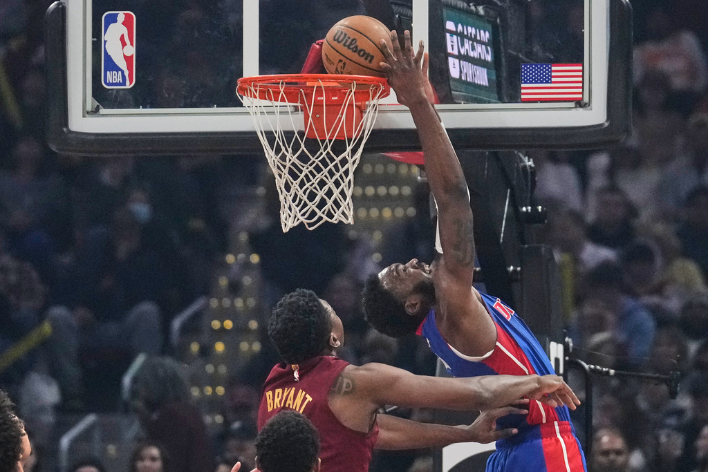 Detroit Pistons forward Paul Reed, right, dunks in front of Cleveland Cavaliers center Thomas Bryant, left, in the first half of an NBA basketball game Sunday, Jan. 4, 2026, in Cleveland. (AP Photo/Sue Ogrocki)