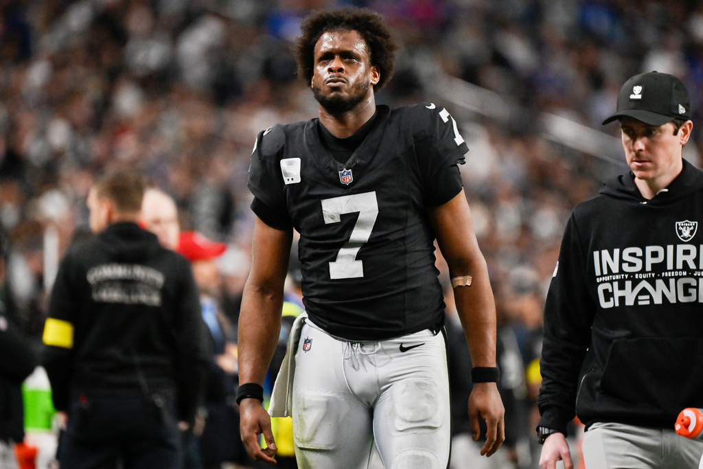 FILE - Las Vegas Raiders quarterback Geno Smith (7) leaves the field during the second half of an NFL football game against the New York Giants, Dec. 28, 2025, in Las Vegas. (AP Photo/David Becker, File)