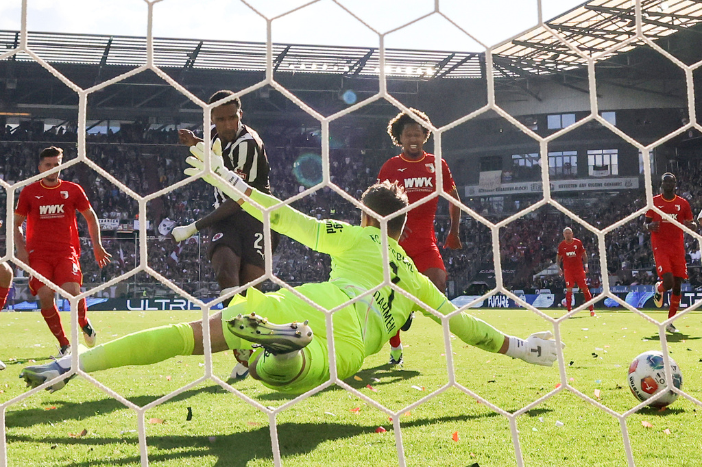 St. Pauli's Andreas Hountondji, second left, scores his side's first goal during the German Bundesliga soccer match between 1. FC St. Pauli and FC Augsburg in Hamburg, Germany, Sunday, Sept. 14, 2025. (Christian Charisius/dpa via AP)