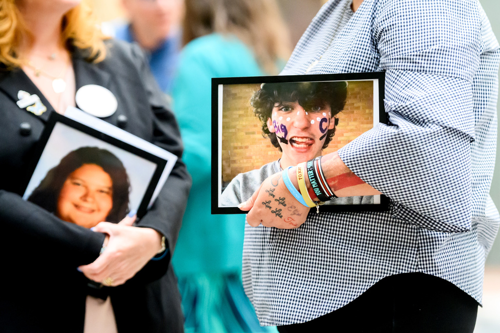Shannon Heacock holds a photo of son Elijah Heacock, who died at age 16, during a protest against social media platforms outside the Ronald V. Dellums Federal Building and U.S. Courthouse on Tuesday, Aug. 18, 2026, in Oakland, Calif. (AP Photo/Noah Berger)