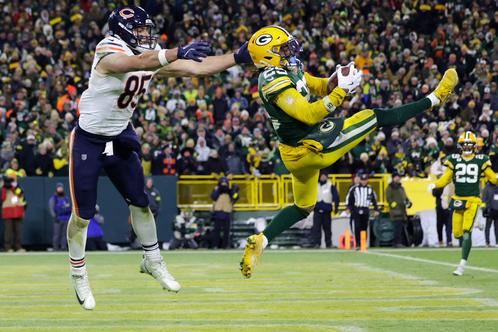 Green Bay Packers cornerback Keisean Nixon (25) intercepts a pass against Chicago Bears tight end Cole Kmet (85) during the second half of an NFL football game Sunday, Dec. 7, 2025, in Green Bay, Wis. (AP Photo/Matt Ludtke)