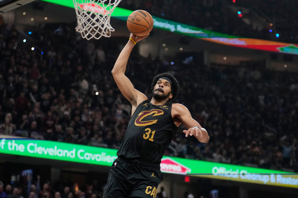Cleveland Cavaliers center Jarrett Allen (31) goes up for a dunk in the second half in Game 7 of a first-round NBA basketball playoffs series agaist the Toronto Raptors in Cleveland, Sunday, May 3, 2026. (AP Photo/Sue Ogrocki)