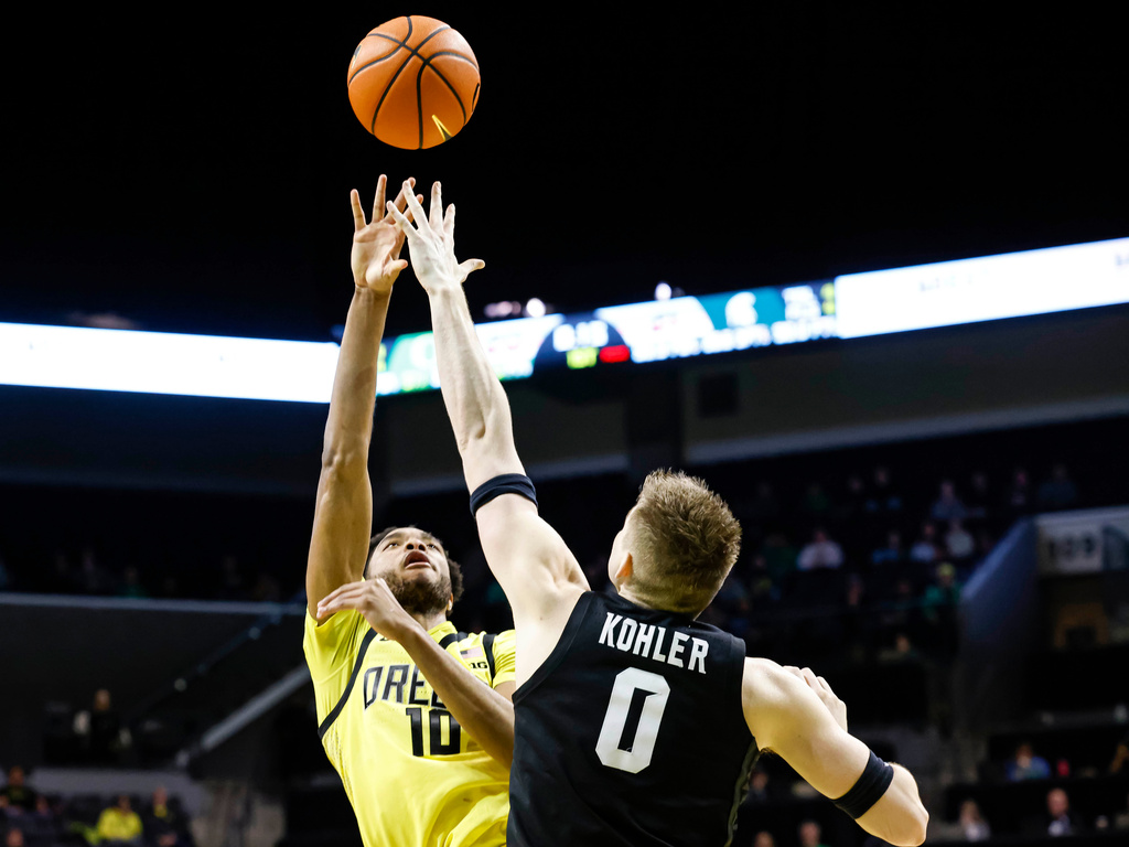 Oregon forward Kwame Evans Jr. (10) shoots against Michigan State forward Jaxon Kohler (0) in the first half of an NCAA college basketball game in Eugene, Ore., Tuesday, Jan. 20, 2026. (AP Photo/Thomas Boyd)