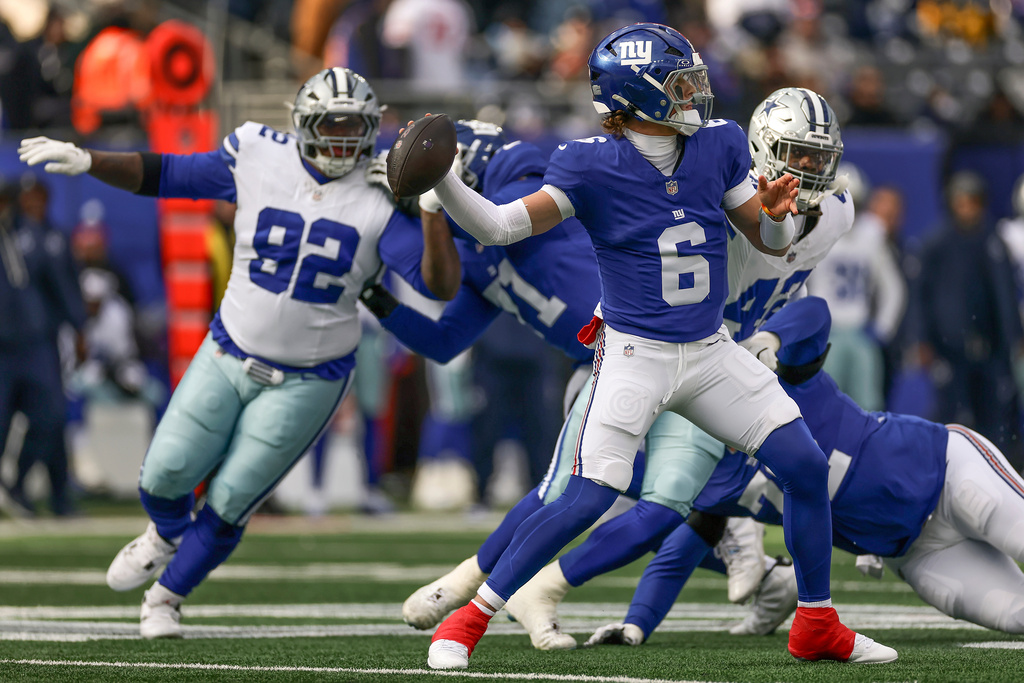 New York Giants quarterback Jaxson Dart (6) passes the ball against the Dallas Cowboys during the first quarter of an NFL football game, Sunday, Jan. 4, 2026, in East Rutherford, N.J. (AP Photo/Adam Hunger)