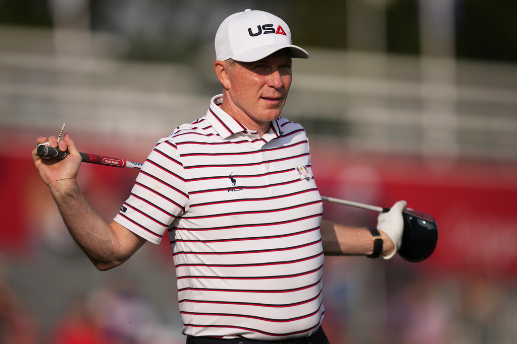 United States' Bobby Flay gets ready to play on the first hole during the celebrity Ryder Cup golf tournament, Wednesday, Sept. 24, 2025, on the Bethpage Black golf course, in Farmingdale, N.Y. (AP Photo/Matt Slocum)