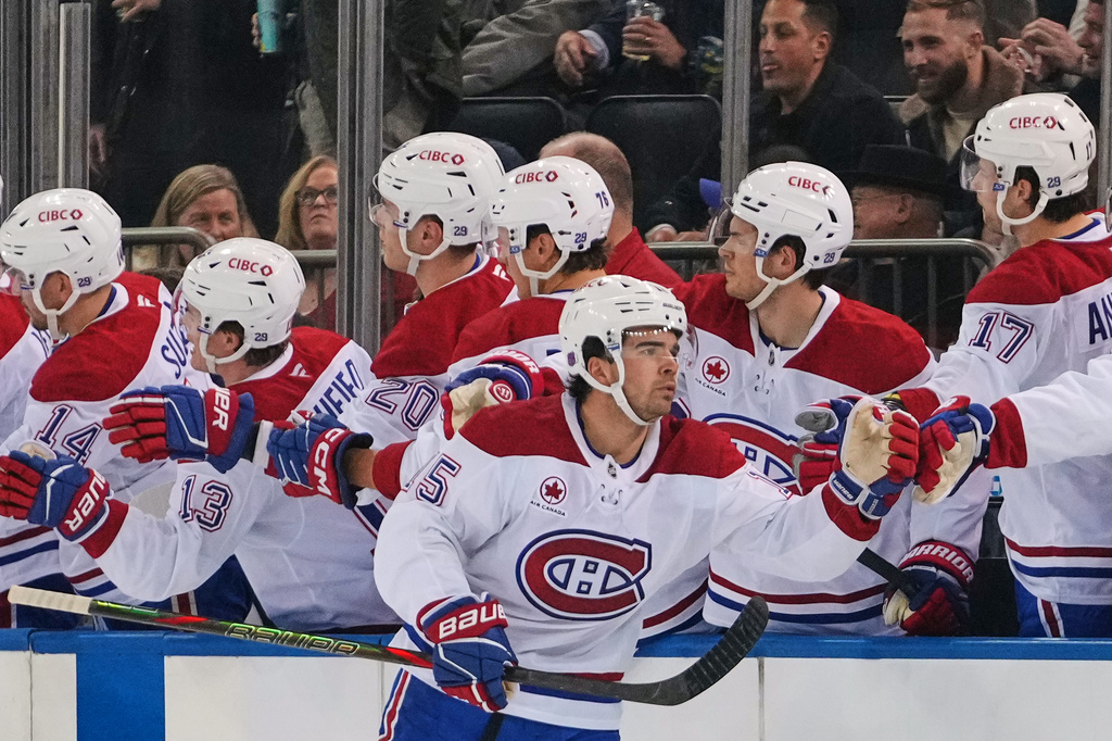 Montréal Canadiens' Alex Newhook (15) celebrates with teammates after scoring a goal during the second period of an NHL hockey game against the New York Rangers Thursday, April 2, 2026, in New York. (AP Photo/Frank Franklin II)