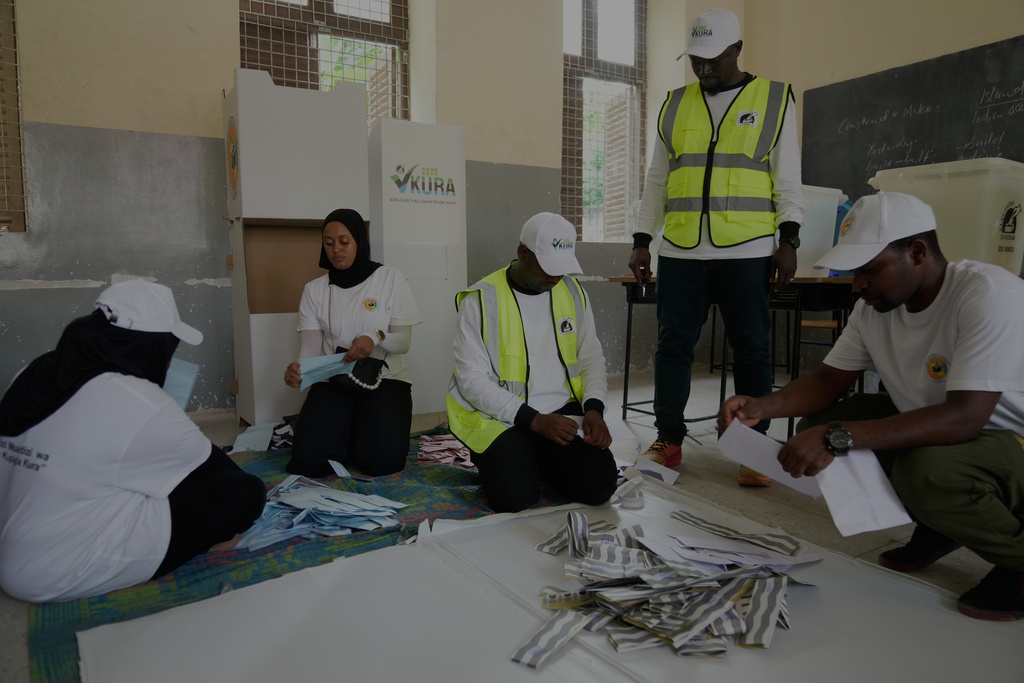 Members of the election commission count votes at Haile Selassie polling station in Zanzibar, Tanzania, Wednesday, Oct. 29, 2025. (AP Photo/Brian Inganga)