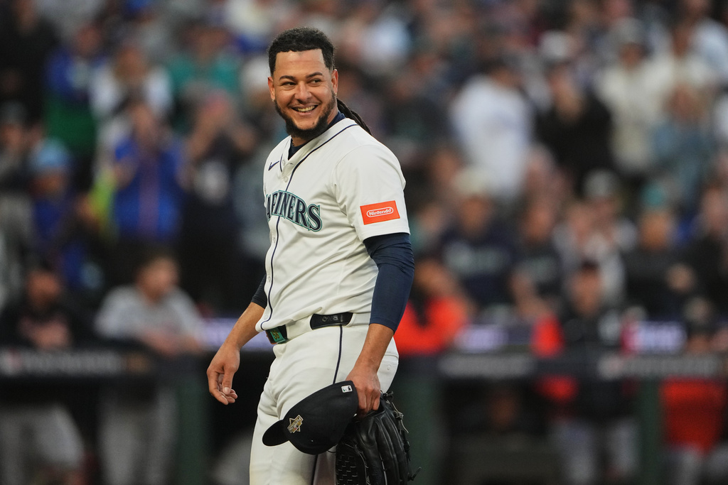 Seattle Mariners starting pitcher Luis Castillo reacts after being relieved during the fifth inning in Game 2 of baseball's American League Division Series against the Detroit Tigers, Sunday, Oct. 5, 2025, in Seattle. (AP Photo/Lindsey Wasson)