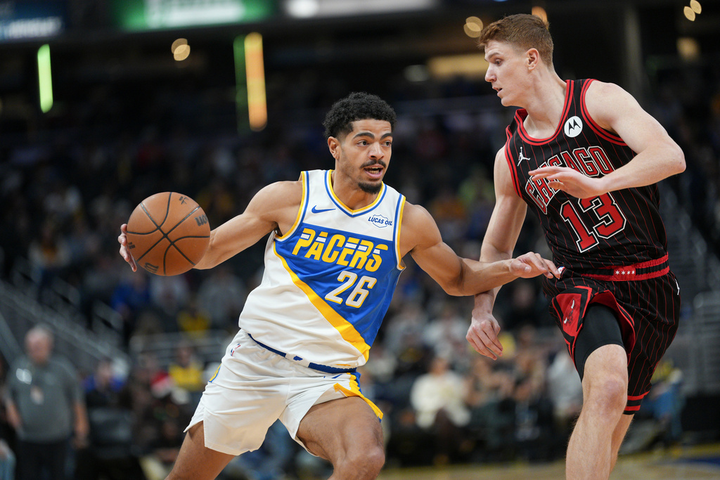 Indiana Pacers guard Ben Sheppard (26) moves around Chicago Bulls guard Kevin Huerter (13) during the first half of an NBA basketball game in Indianapolis, Saturday, Nov. 29, 2025. (AP Photo/AJ Mast)