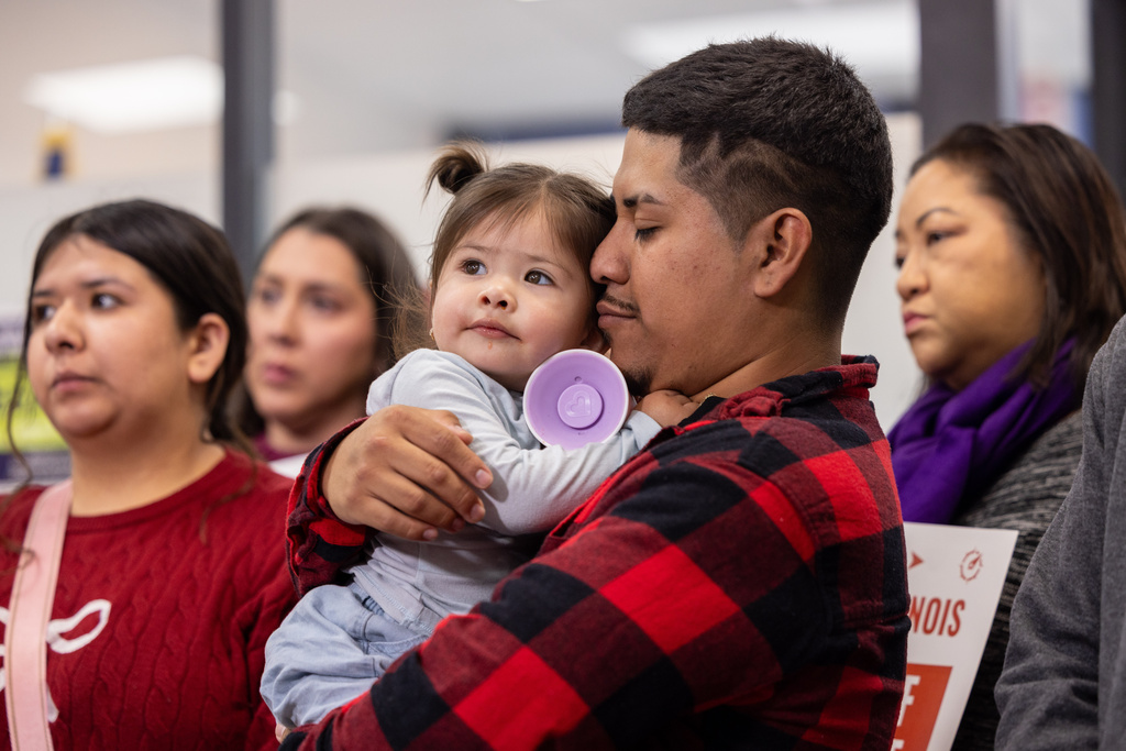 Rafael Veraza holds his young daughter, Ariana, during a press conference decrying federal agents use of force in Little Village on the Southwest Side, Chicago, Sunday, Nov. 9, 2025. (Candace Dane Chambers/Chicago Sun-Times via AP)