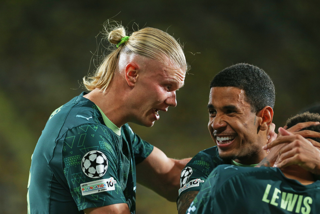 Manchester City's Erling Haaland, left, celebrates with teammates after scoring his side's opening goal during the Champions League opening phase soccer match between Villarreal and Manchester City in Villarreal, Spain, Tuesday, Oct. 21, 2025. (AP Photo/Alberto Saiz)