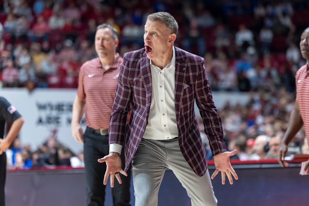 Alabama head coach Nate Oats works with his team during the first half of an NCAA college basketball game against Kentucky Saturday, Jan. 3, 2026, in Tuscaloosa, Ala. (AP Photo/Vasha Hunt)