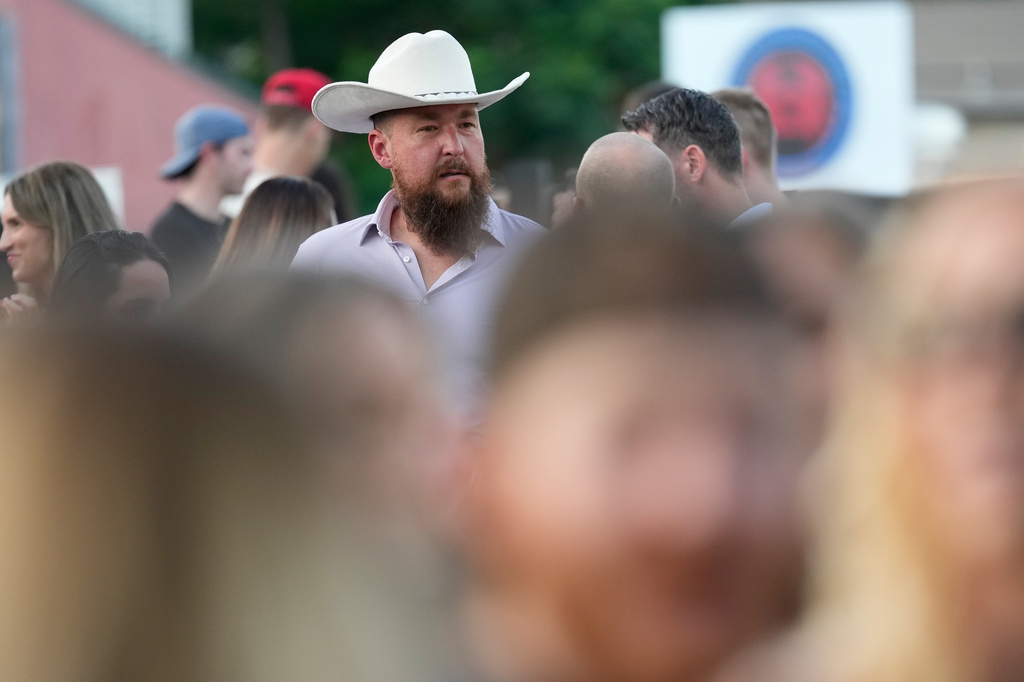 Alex Schamonin, standing at 6 feet, 6 inches tall looks over the crowd during a Tall Tour event Saturday, May 9, 2026, in Austin, Texas. (AP Photo/David J. Phillip)
