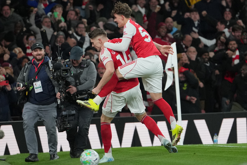 Arsenal's Viktor Gyoekeres, left, and Max Dowman celevrate after a goal during the English Premier League soccer match between Arsenal and Everton in London, England, Saturday, March 14, 2026. (AP Photo/Kin Cheung)