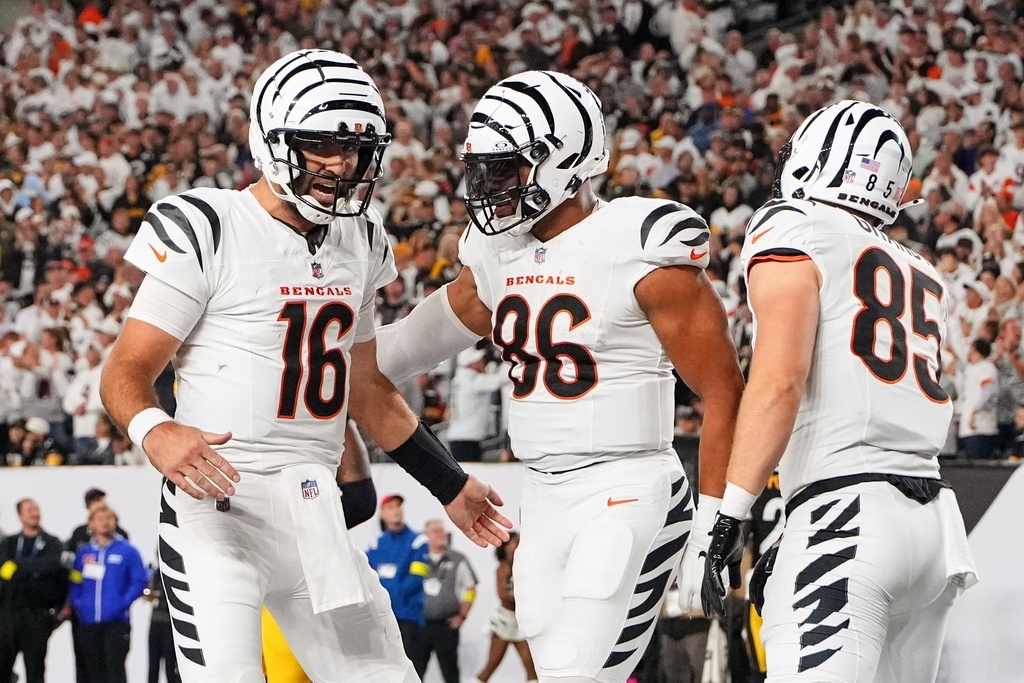 Cincinnati Bengals quarterback Joe Flacco (16) celebrate a touchdown with tight end Cincinnati Bengals tight end Noah Fant (86) during the second half of an NFL football game against the Pittsburgh Steelers in Cincinnati Thursday, Oct. 16, 2025. (AP Photo/Jeff Dean)