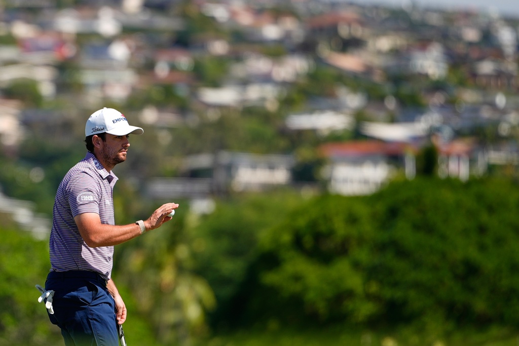 Davis Riley acknowledges the crowd on the 18th hole during the second round of the Sony Open golf event at the Waialae Country Club in Honolulu, Friday, Jan. 16, 2026. (AP Photo/Matt York)