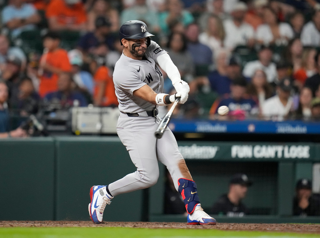 New York Yankees' José Caballero (72) hits a home run against Houston Astros relief pitcher Colton Gordon during the seventh inning of a baseball game, Friday, April 24, 2026, in Houston. (AP Photo/ Karen Warren)