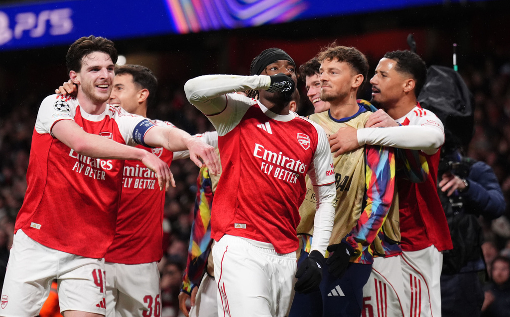Arsenal's Noni Noni Madueke, center, celebrates after scoring his side's second goal during the Champions League opening phase soccer match between Arsenal and Bayern Munich in London, Wednesday, Nov. 26, 2025. (John Walton/PA via AP)