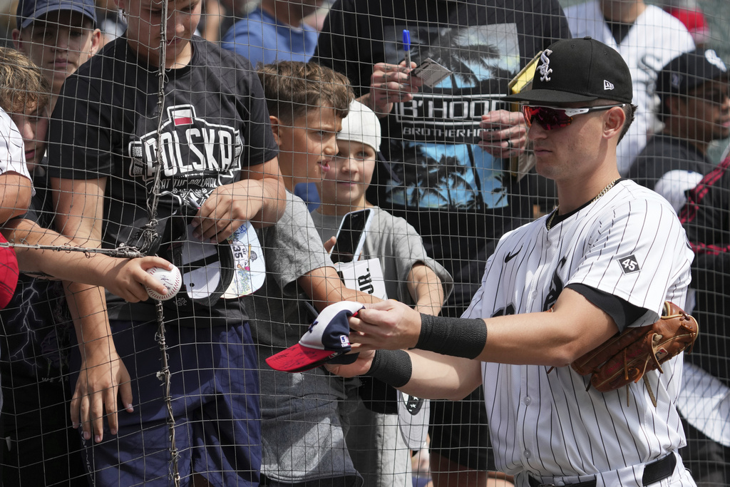 Chicago White Sox's Colson Montgomery gives an autograph before a baseball game against the Minnesota Twins in Chicago, Sunday, Aug. 24, 2025. (AP Photo/Nam Y. Huh)
