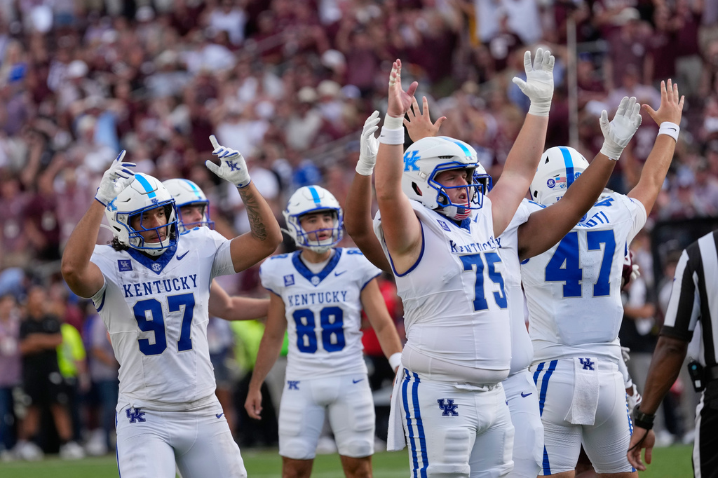 Kentucky players celebrate a field goal by kicker Adam Zouagui (88) during the second half of an NCAA college football game against Texas A&M Saturday, Sept. 19, 2026, in College Station, Texas. (AP Photo/David J. Phillip)