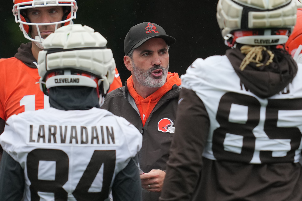 Cleveland Browns head coach Kevin Stefanski attends an NFL football practice at The Grove in Watford, England, Friday, Oct. 3, 2025. (AP Photo/Kin Cheung)