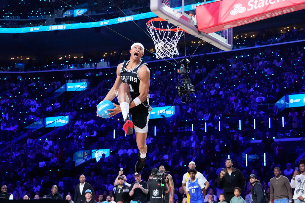 San Antonio Spurs forward Carter Bryant dunks during the slam dunk contest at the NBA basketball All-Star weekend festivities Saturday, Feb. 14, 2026, in Inglewood, Calif. (AP Photo/Mark J. Terrill)