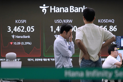 Currency traders work near a screen showing the Korea Composite Stock Price Index (KOSPI), left, at the foreign exchange dealing room of the Hana Bank headquarters in Seoul, South Korea, Thursday, Sept. 25, 2025. (AP Photo/Ahn Young-joon) Currency traders work near a screen showing the Korea Composite Stock Price Index (KOSPI), left, at the foreign exchange dealing room of the Hana Bank headquarters in Seoul, South Korea, Thursday, Sept. 25, 2025. (AP Photo/Ahn Young-joon)