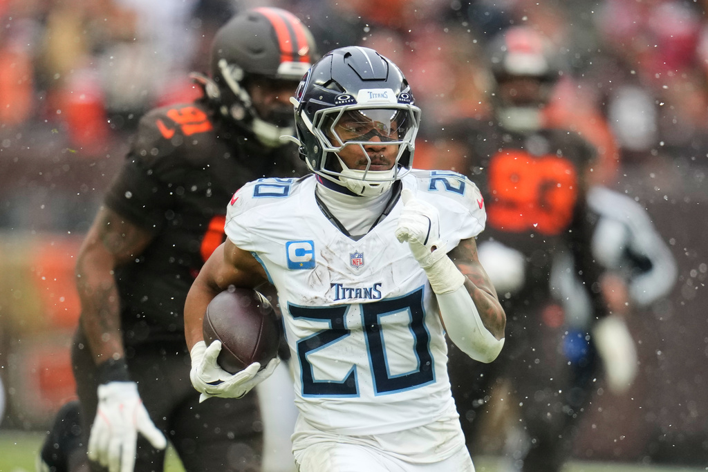 Tennessee Titans running back Tony Pollard (20) runs the ball for a touchdown in the first half of an NFL football game against the Cleveland Browns in Cleveland, Sunday, Dec. 7, 2025. (AP Photo/Sue Ogrocki)