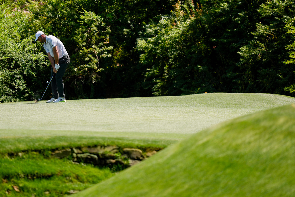 Scottie Scheffler chips to the green on the 13th hole during the second round of the Masters golf tournament at the Augusta National Golf Club, Friday, April 10, 2026, in Augusta, Ga. (AP Photo/Matt Slocum)