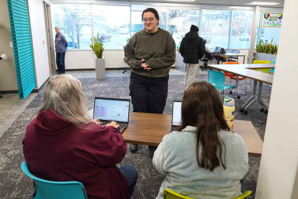 Taylor Desert, a TSA agent, checks in to pick up groceries at Gleaners Food Bank in Indianapolis, Monday, March 23, 2026. (AP Photo/Michael Conroy)